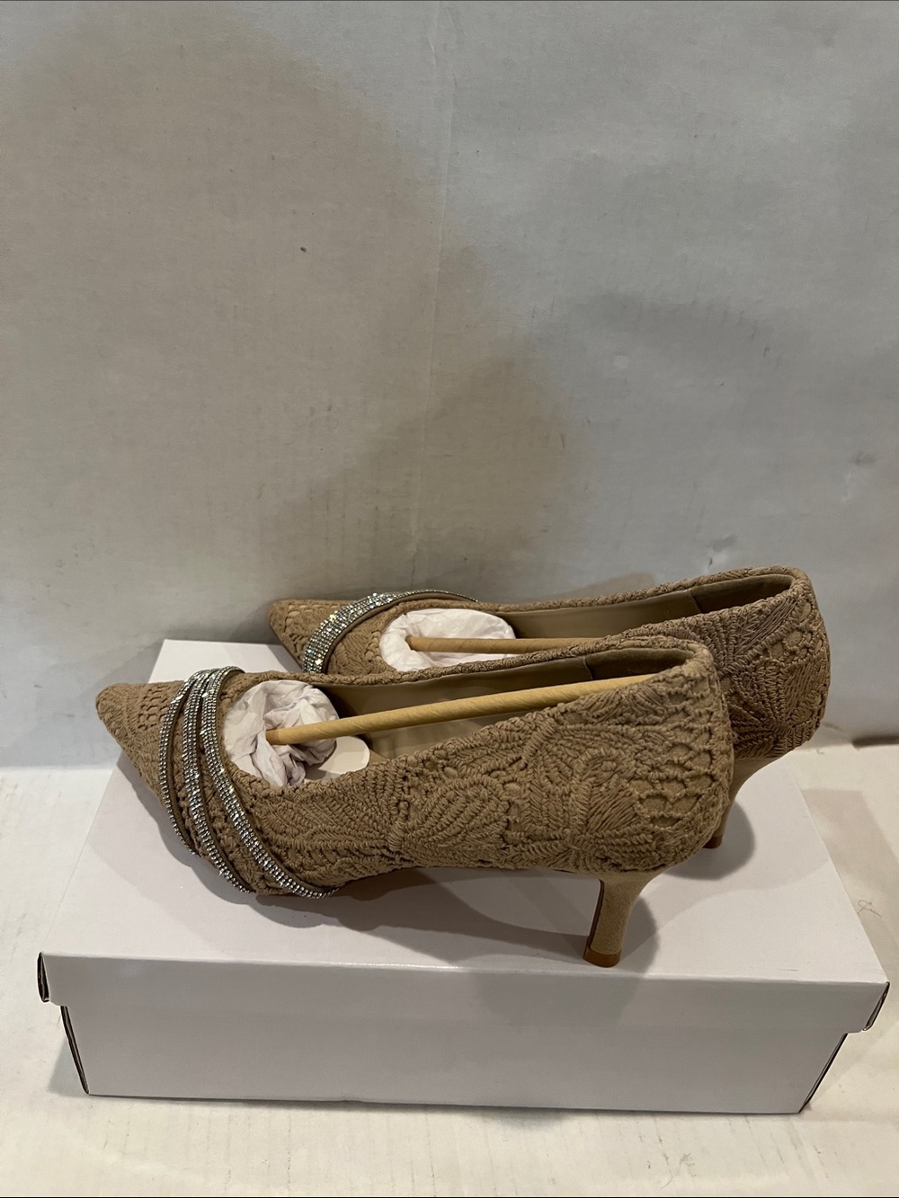 Lace Pump With Rhinestone Rope. - Picture 10 of 12